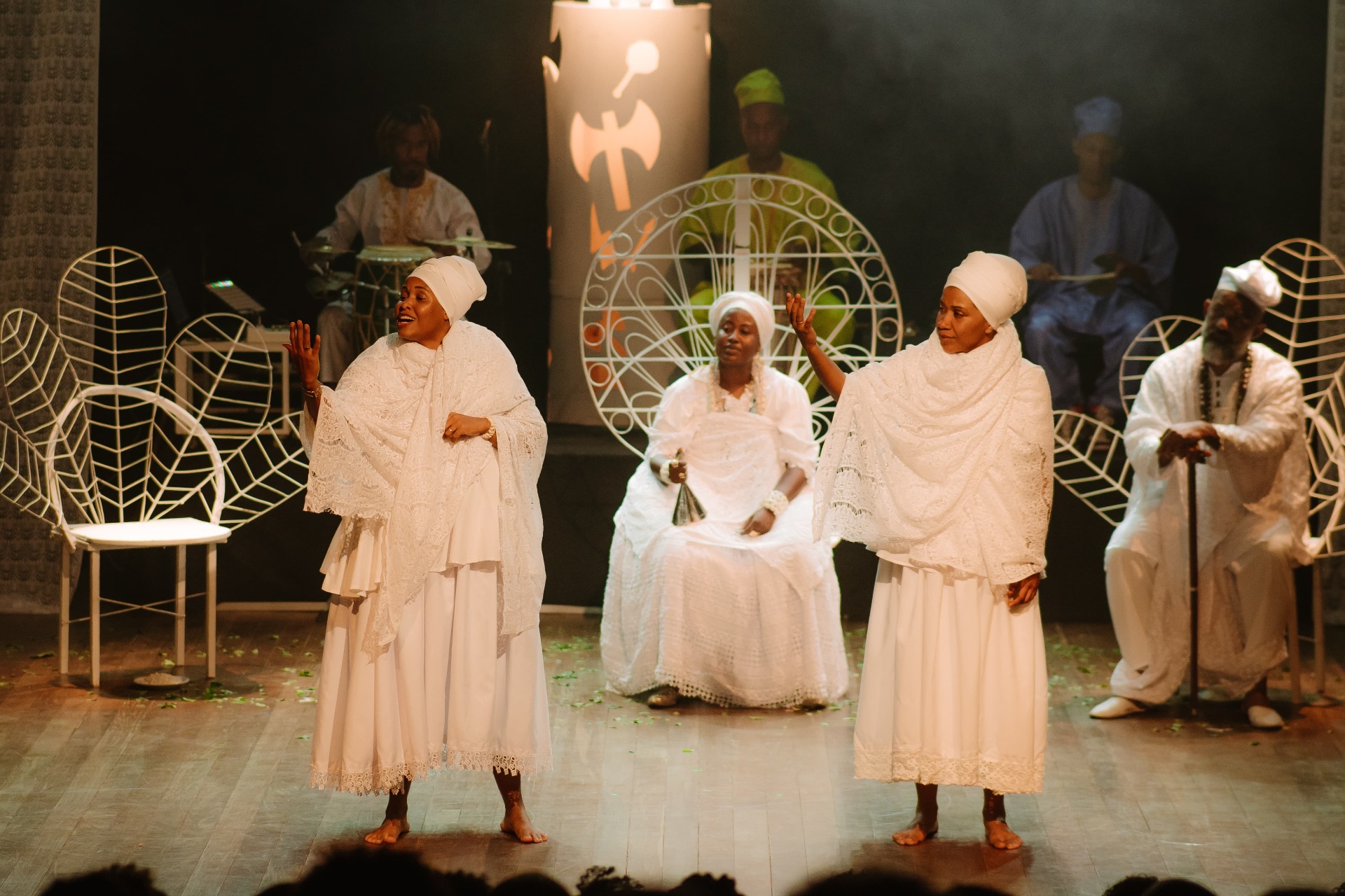 Fernanda Silva em cena de espetáculo teatral ao lado do elenco
