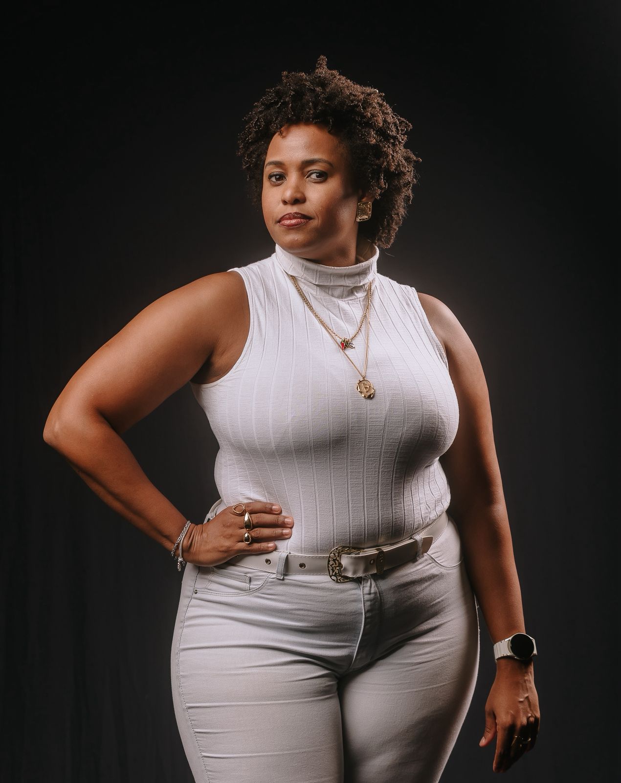 Retrato de Fernanda Silva com postura confiante