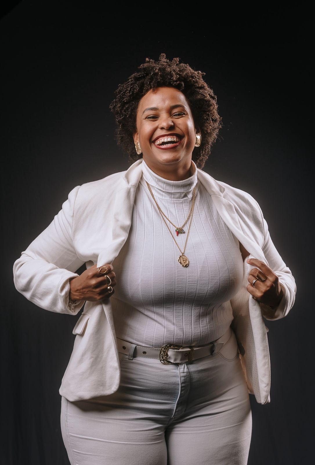 Retrato editorial de Fernanda Silva em traje branco