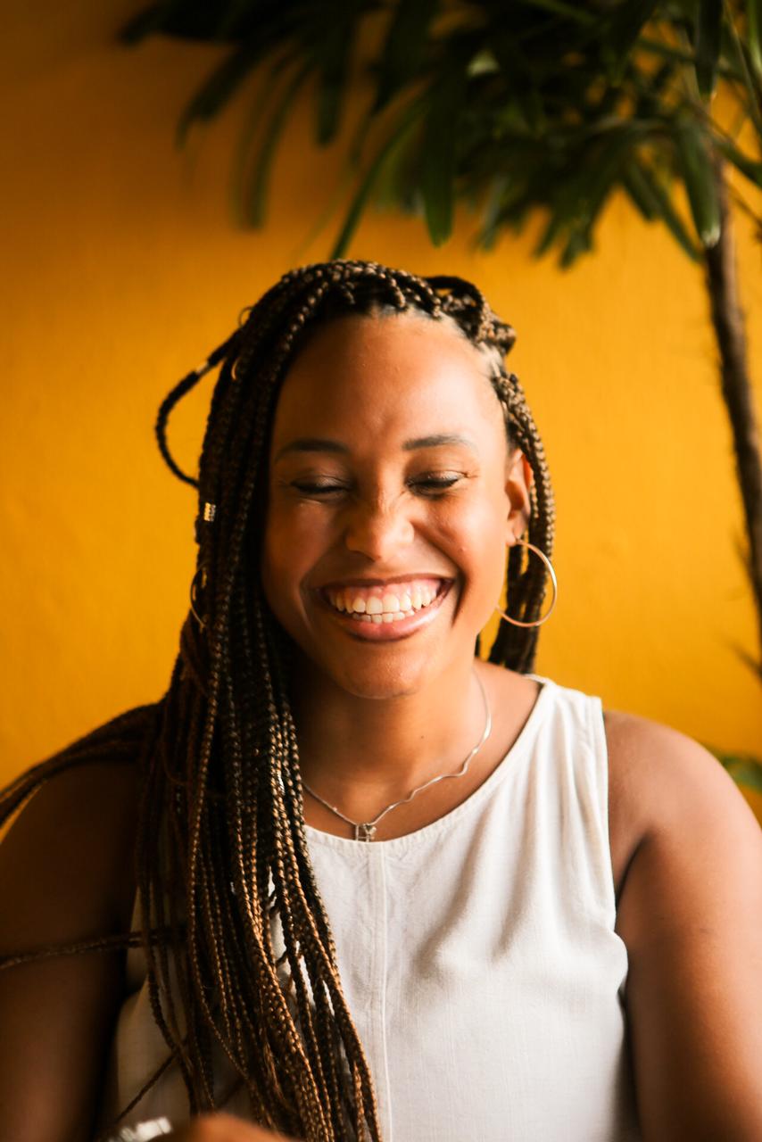 Retrato espontâneo de Fernanda Silva sorrindo
